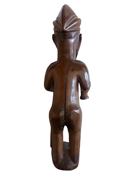 Statuette masculine debout tenant un bâton et un coutelas