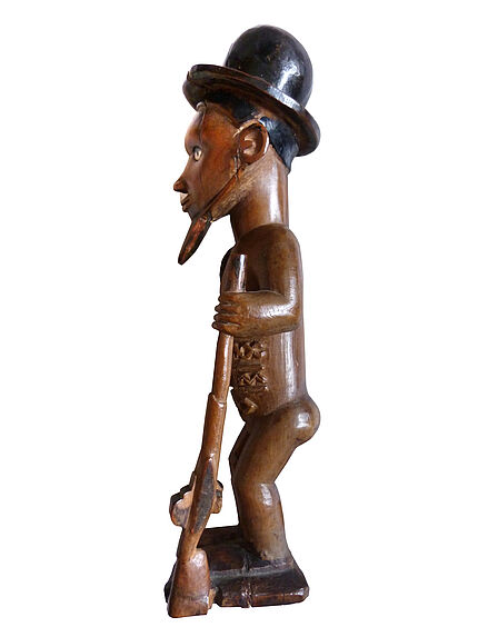 Statuette masculine de chasseur avec chapeau rond