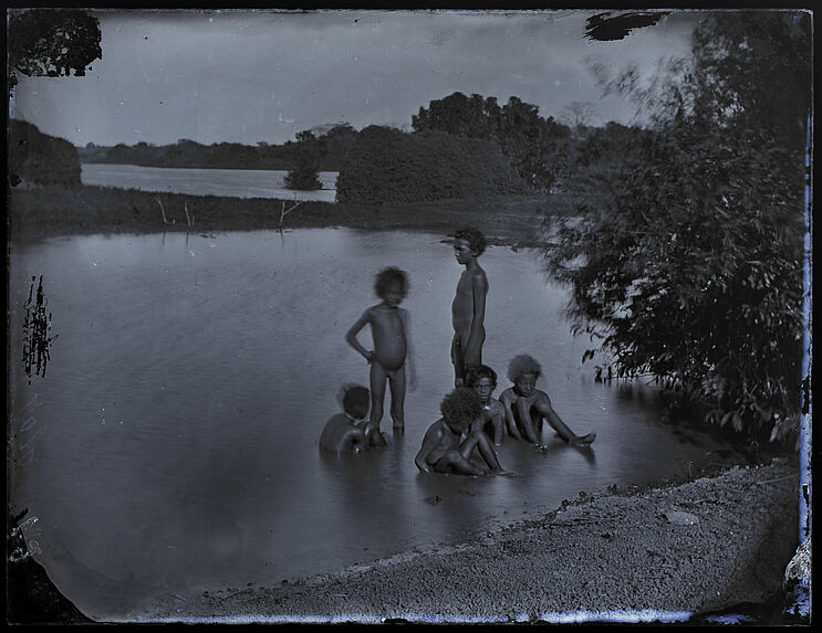 Sans titre [groupe d'enfants assis dans l'eau]