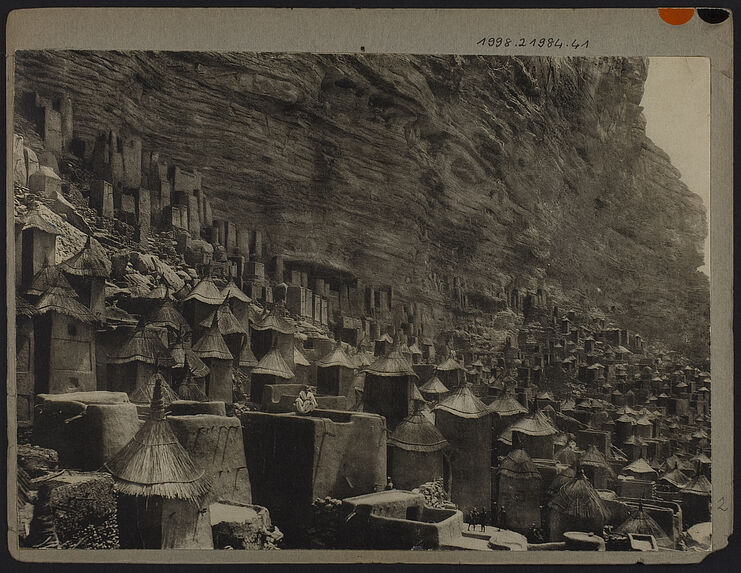 Village au pied de la falaise