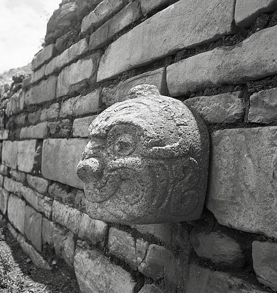 Bande-film de 3 vues concernant le site archéologique de Chavin de Huantar