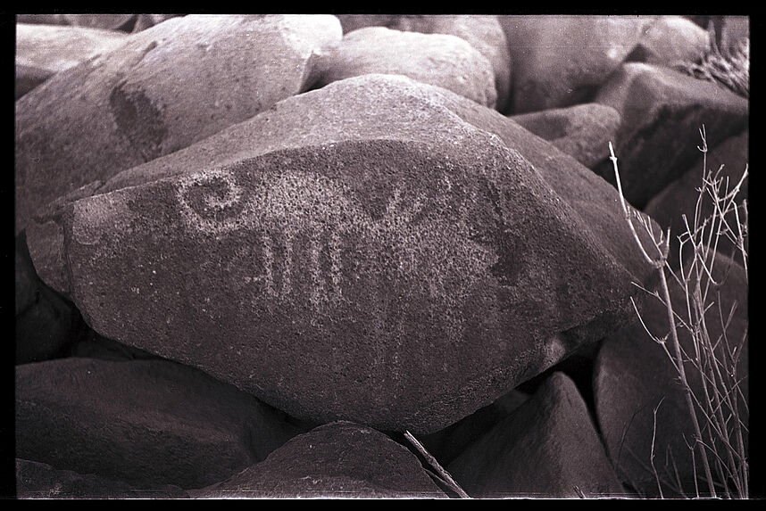Bande-film de 6 vues concernant des pétroglyphes [Lambayeque ?]