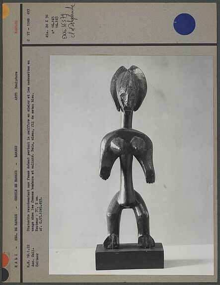 Statuette en bois représentant une femme Sarakolé