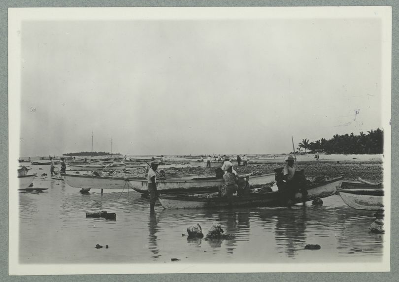 Bord de lagon et pirogues de pêche à Tuamotu