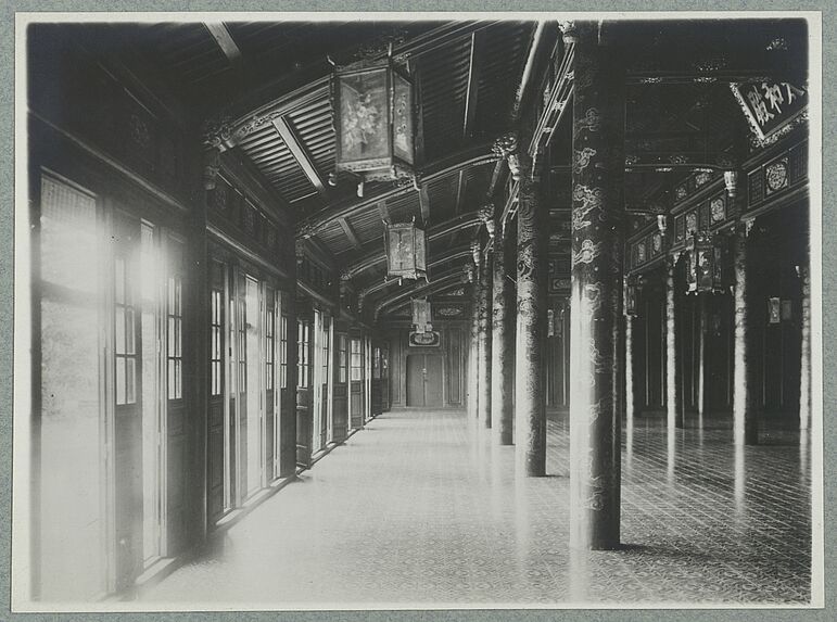 Sans titre [intérieur d'une salle à colonnes]