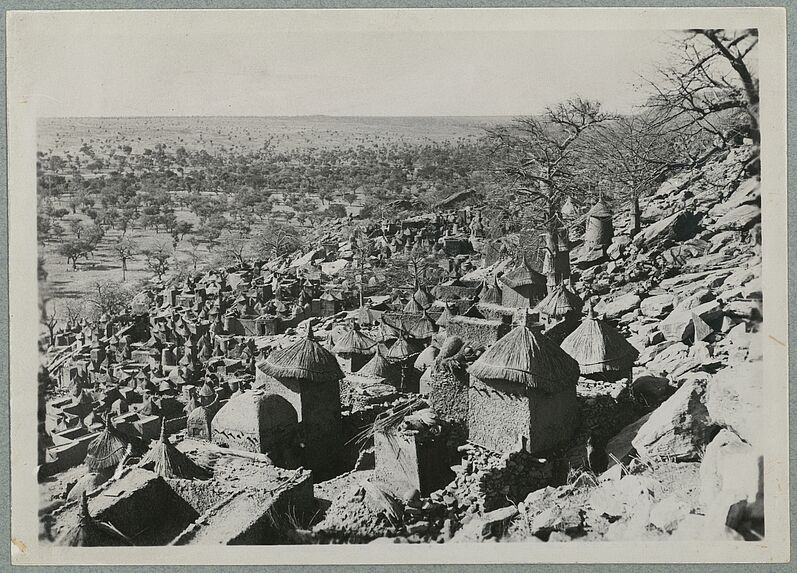 Falaise de Sanga. Village d'Iréli