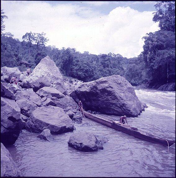 Sans titre [pirogue remontant le fleuve Mahakam]