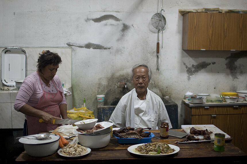 Chifa cook Germán Kcomt Koo in his restaurant