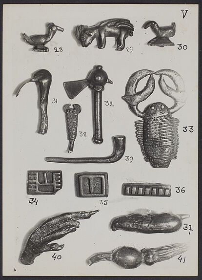 Sans titre [Planche no V avec petits objets métalliques numérotés]