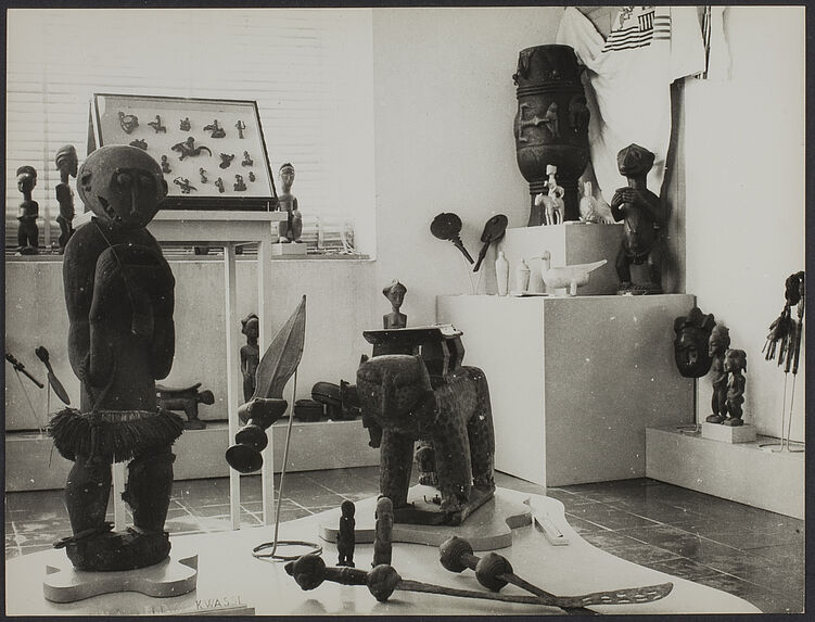 Sans titre [Vue d'objets dans une salle d'exposition du musée de la Côte d'Ivoire]