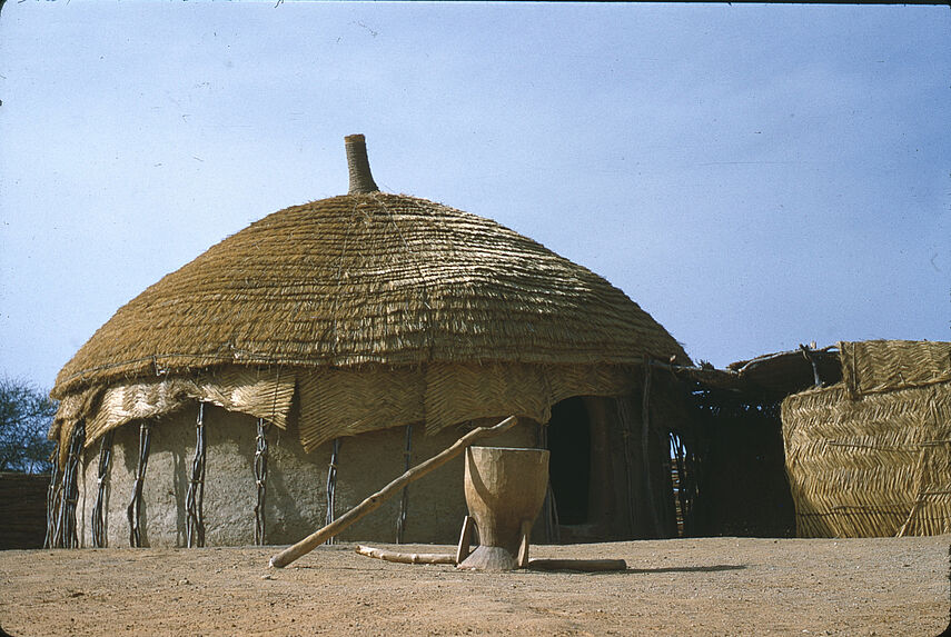 Sans titre [baratte (?) et pilon devant une hutte circulaire]