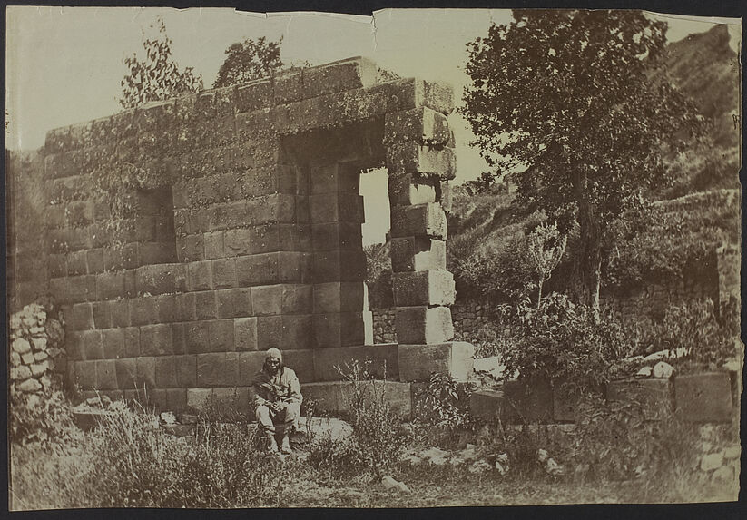 Cuzco [un homme devant des ruines]