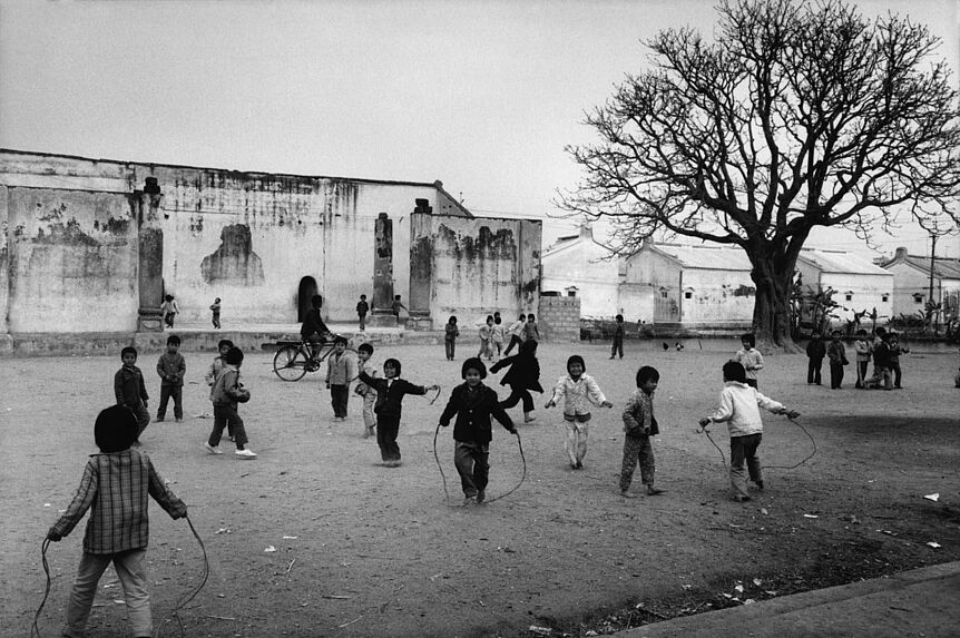 Cour d'école. Province de Canton, Chine du Sud, 1987