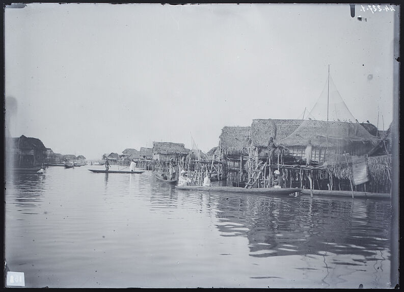 Village sur la lagune de Cotinia