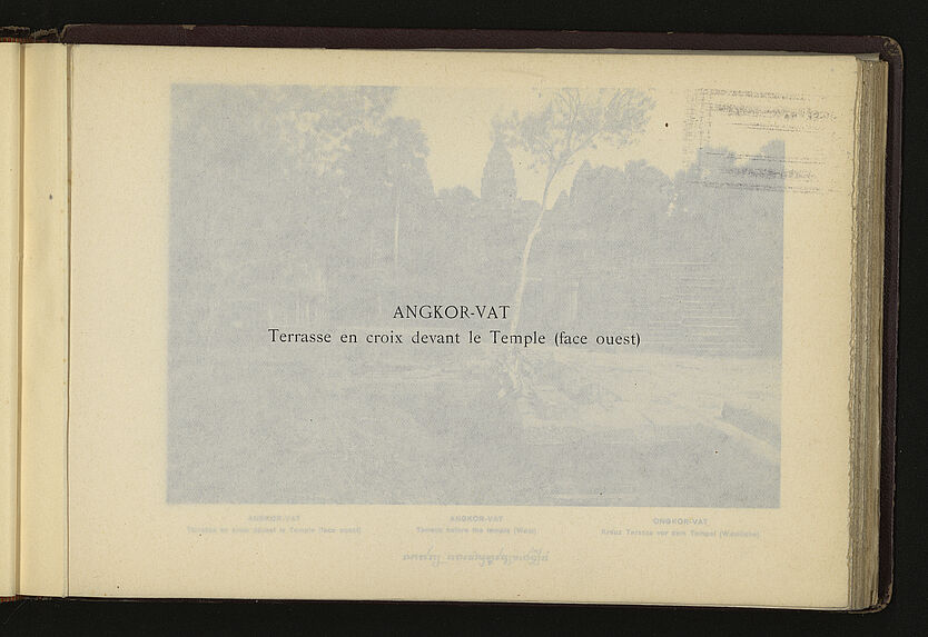 Angkor-Vat : terrasse en croix devant le Temple