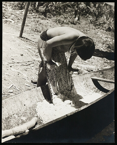 Sans titre [femme râpant la pulpe de yuca]