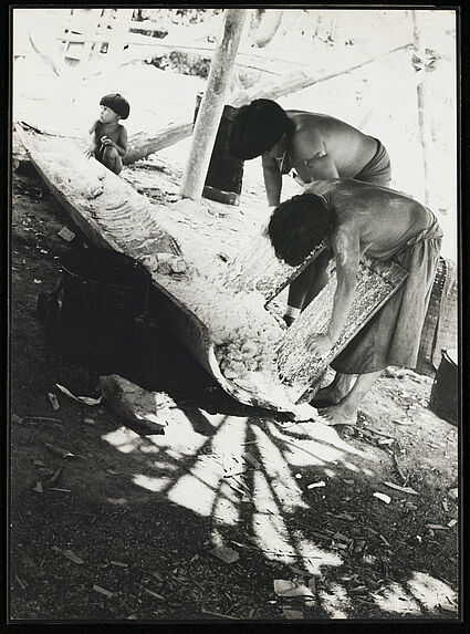 Sans titre [femmes râpant la pulpe de yuca]