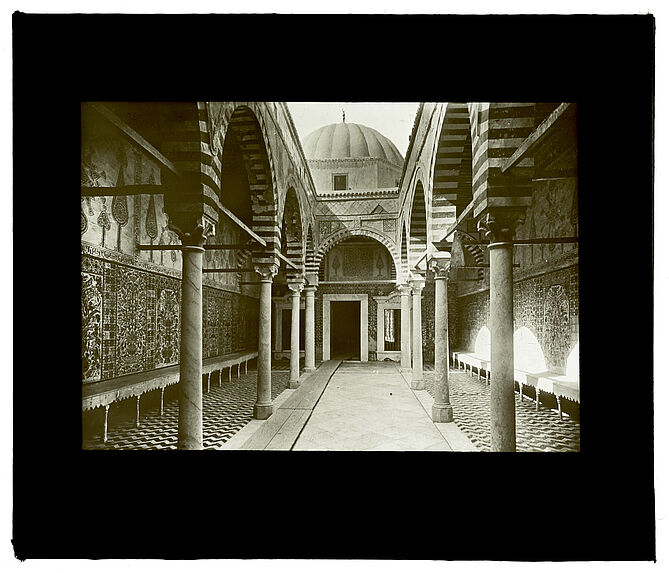 Kairouan. Intérieur de la mosquée du Barbier