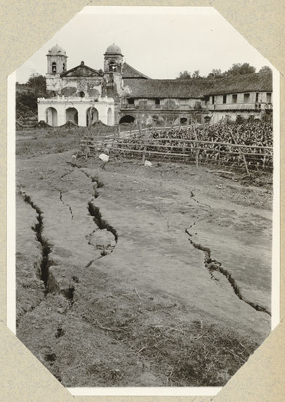 Eglise détruite par un tremblement de terre