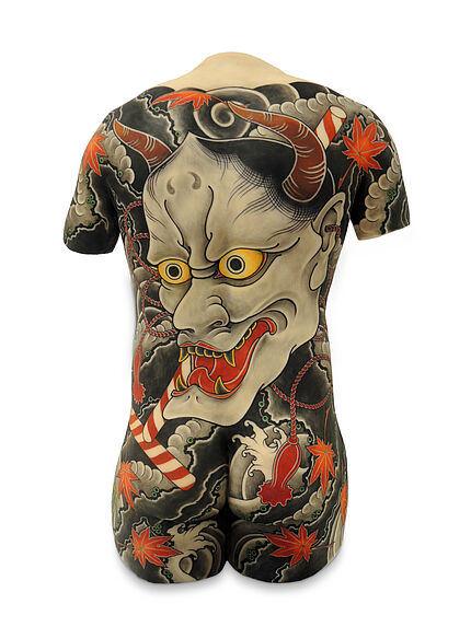 Volume tatoué sur un dos masculin figurant un masque de Hannya