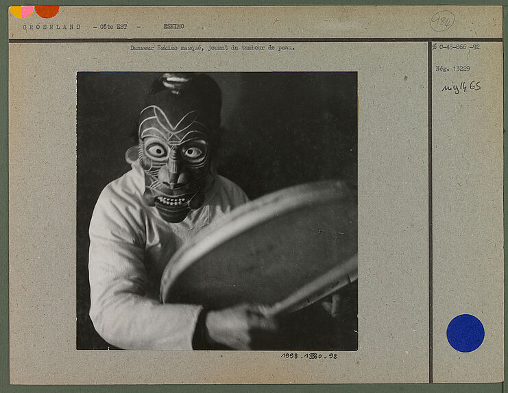 Danseur eskimo masqué, jouant du tambour de peau