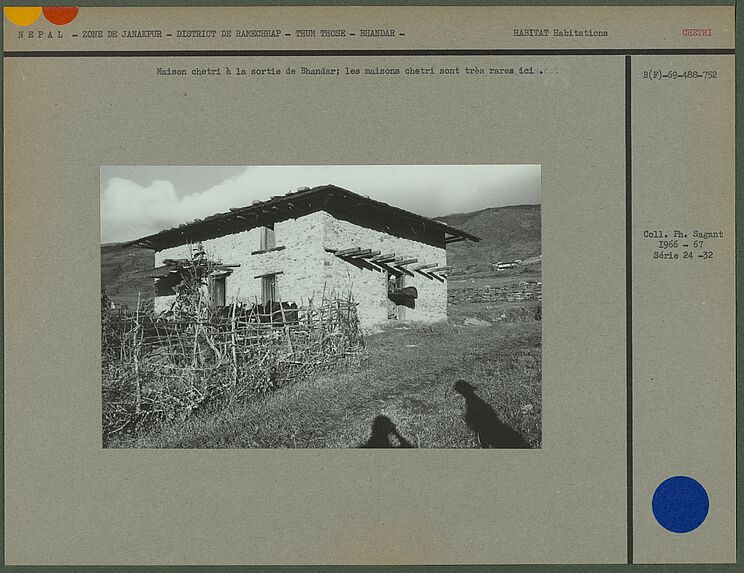 Maison chetri à la sortie de Bhandar; les maisons chetri sont très rares ici