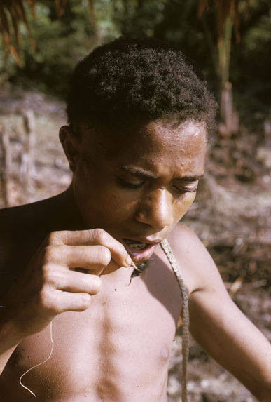 Jeune homme faisant vibrer un coléoptère