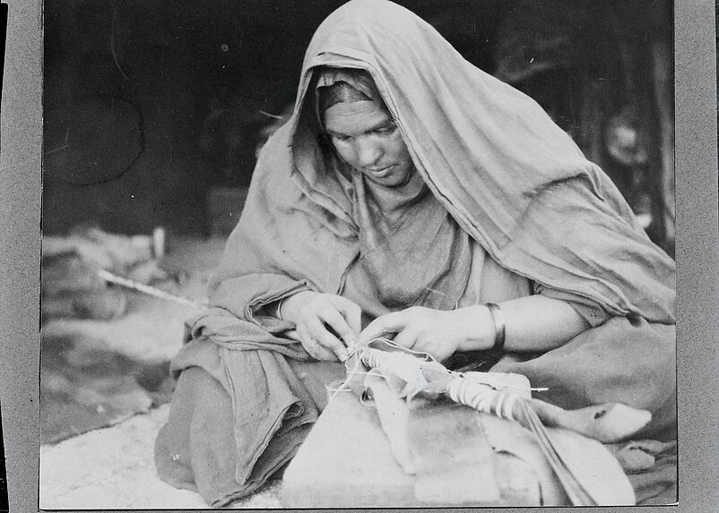 Delma, femme de l'Aménokhal, fabriquant une cravache. Campement Oued Tamanrasset