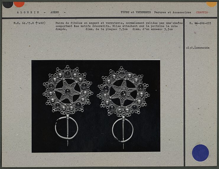 Paire de fibules en argent et verroterie