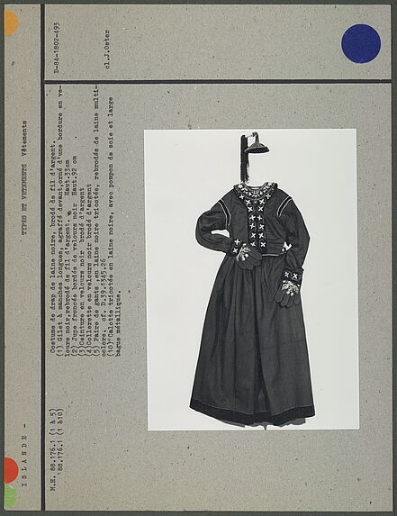 Costume de drap de laine noire, brodé de fil d'argent