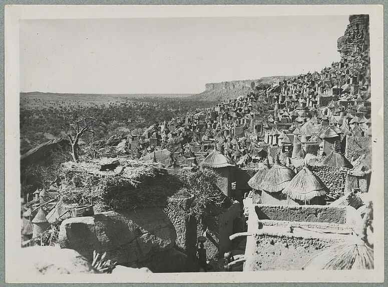 Falaise de Sanga. Vilage d'Iréli