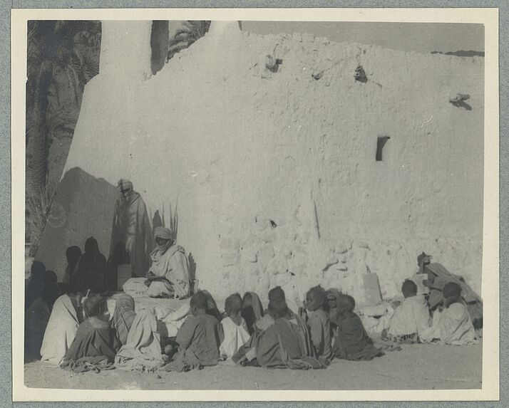 L'école coranique devant la mosquée d'Adjahil