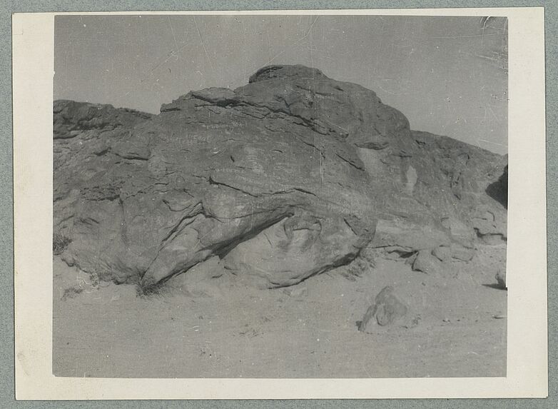 Roche couverte d'inscriptions entre Tin Alkoum et el Barkat (Tripolitaine)