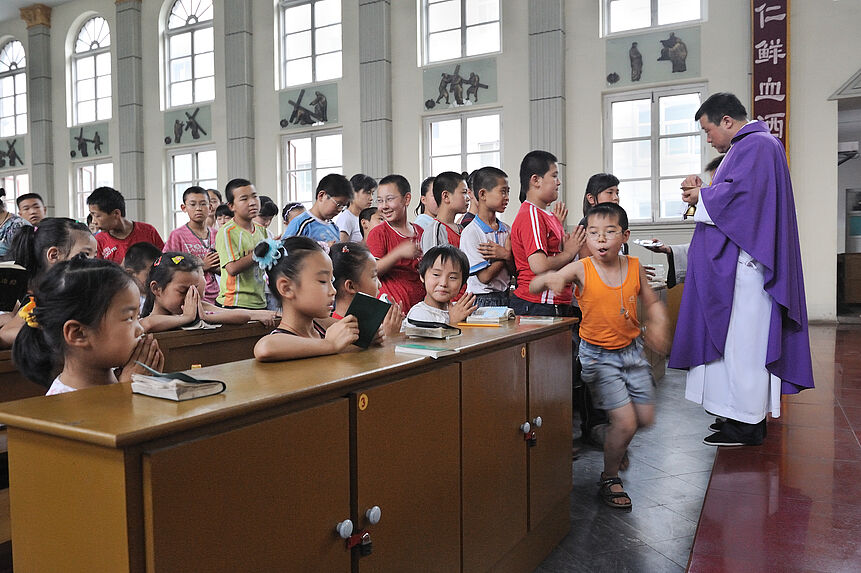 Des enfants reçoivent la communion. Ils étaient très joyeux