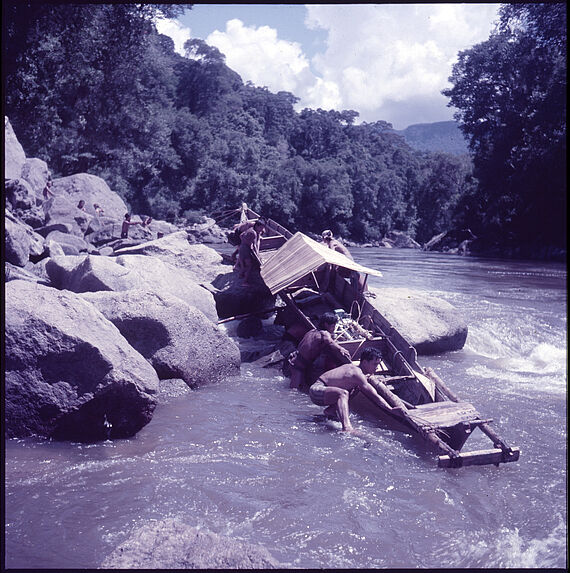 Sans titre [pirogue remontant le fleuve Mahakam]