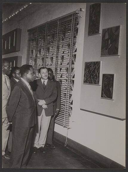 Sans titre [visite officielle de Félix Houphouët-Boigny au musée de la Côte d'Ivoire à Abidjan à l'occasion d'une exposition de tableaux]