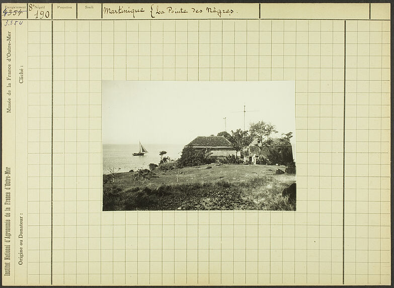 Martinique. La Pointe des Nègres [constructions au bord de l'eau et voilier]