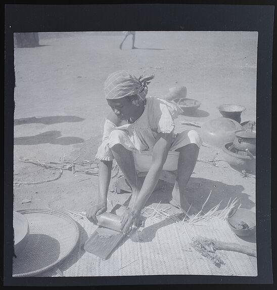 Femme roulant  à la bouteille la pâte d'arachide