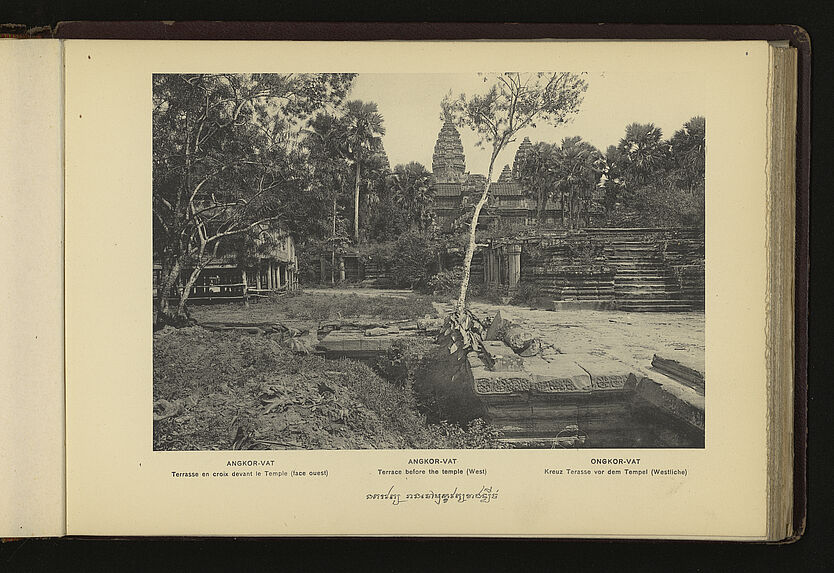 Angkor-Vat : terrasse en croix devant le Temple