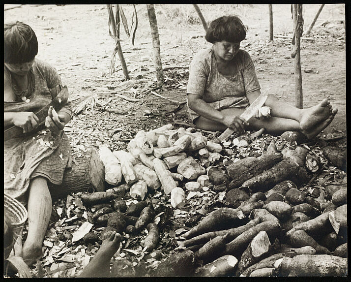 Sans titre [femme pelant des tubercules de yuca]