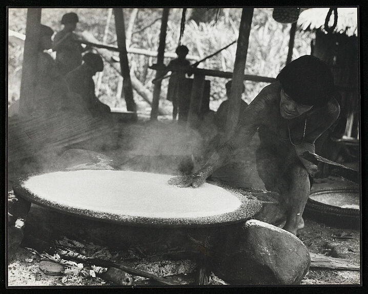 Sans titre [femme étalant de la farine de yuca sur le budare]