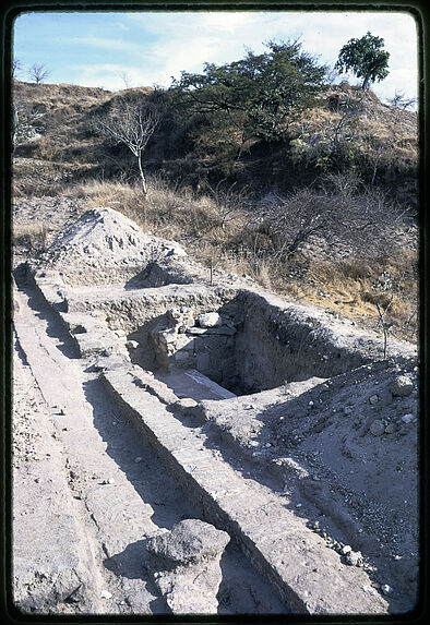 La zone II (&quot;palais&quot;) de la terrasse B : La tombe 2 et son mobilier