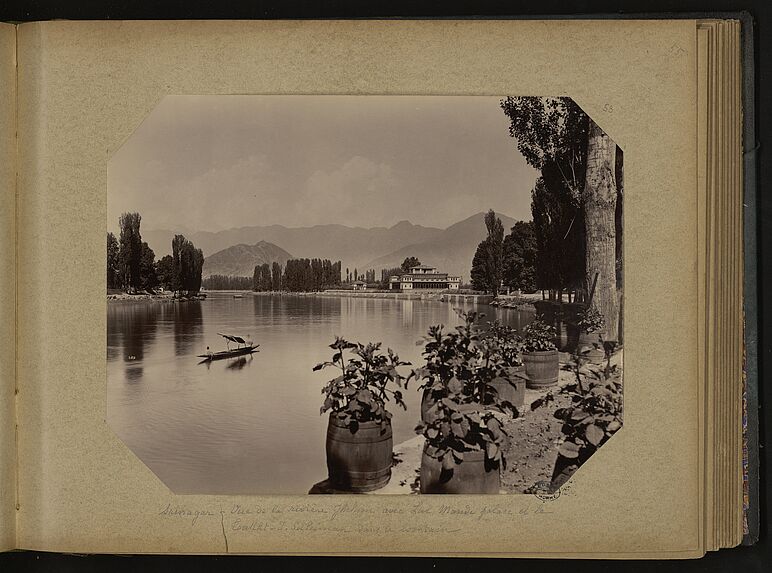 Srinagar, vue de la rivière Jhelum avec Lal Mandi palace et le Takht-I-Suleiman dans le lointain