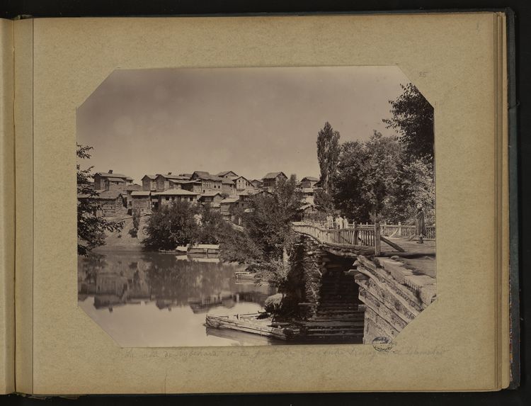 La ville de Bijbehara et le pont de bois entre Srinagar et Islamabad