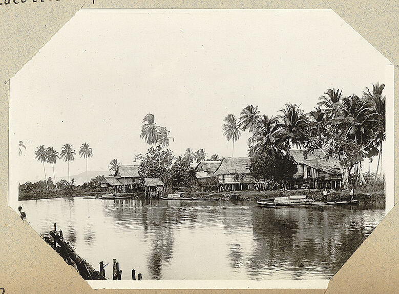 Maisons le long de la rivière à Cotabato