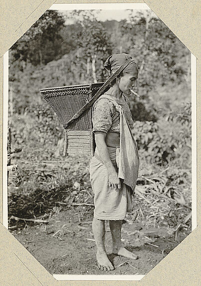 Femme &quot;Ilongot&quot; portant un panier