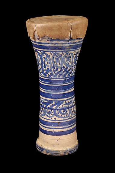Tambour en calice sur poterie