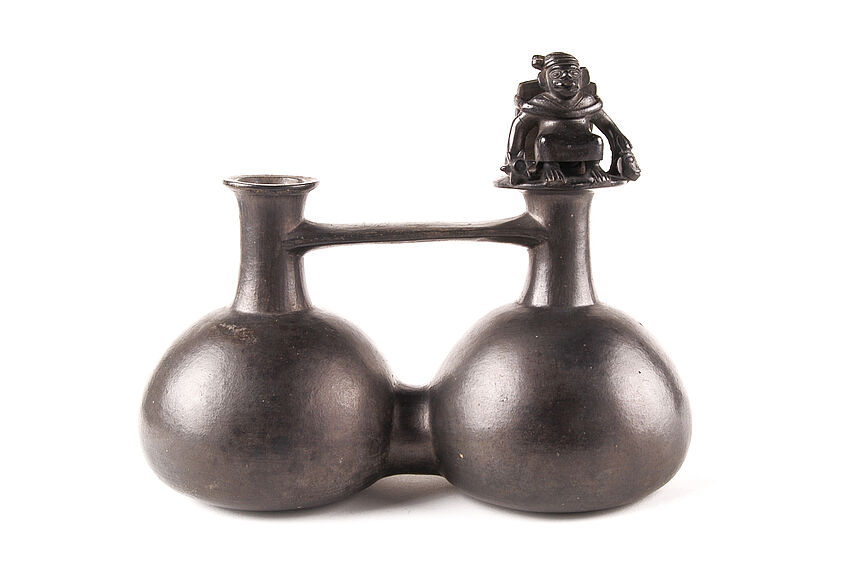 Vase-siffleur à double corps: guerrier armé d'une massue et tenant une tête coupée