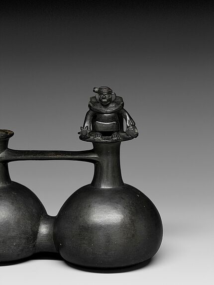 Vase-siffleur à double corps: guerrier armé d'une massue et tenant une tête coupée