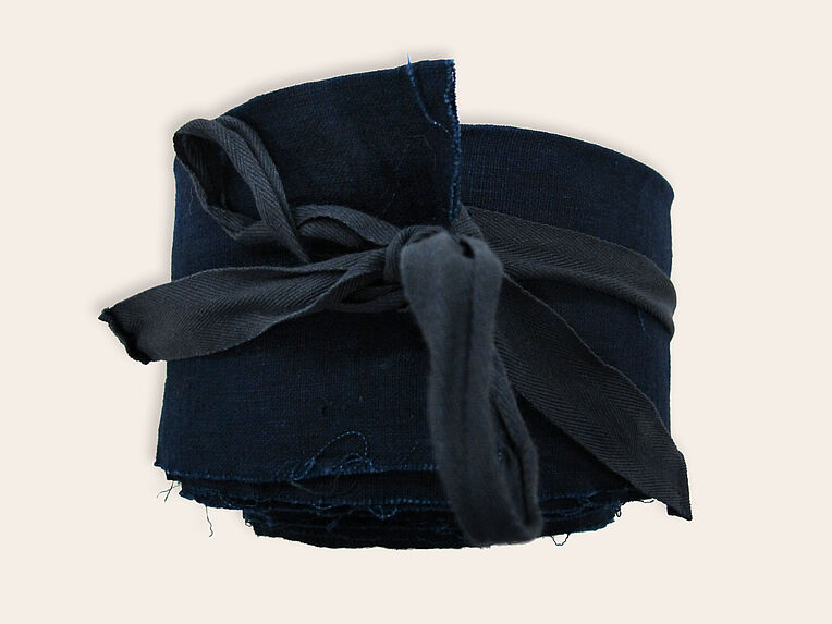 Costume de femme : bande molletière